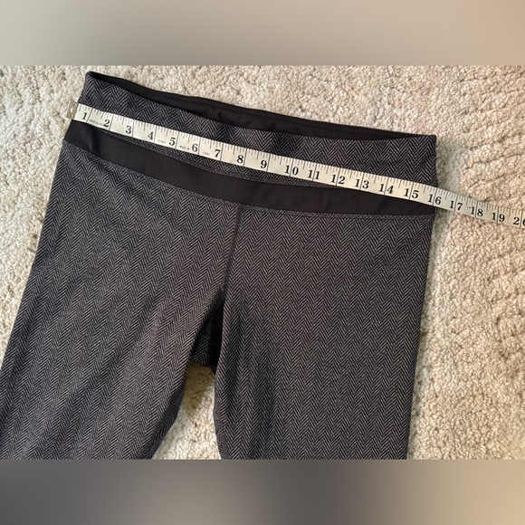 Lululemon Run: Inspire Crop II in the giant herringbone black heathered pattern - Picture 5 of 6